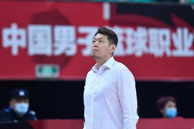 小雨电影院里被四人强9小说